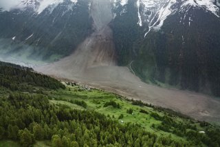 2,5 km de glace, roches et boues obstruent le passage de la rivière Lonza